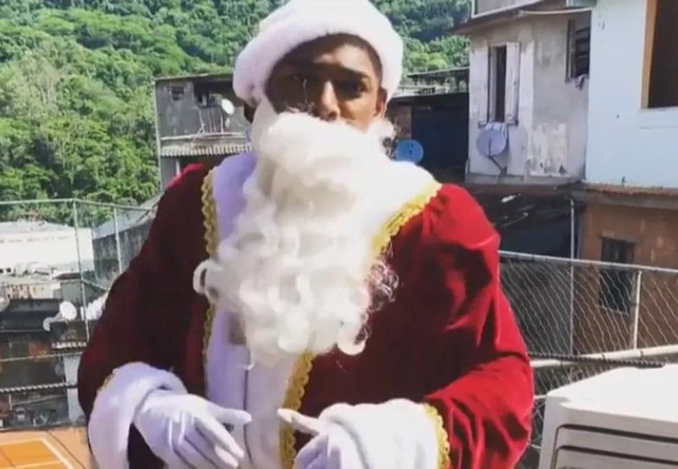 Disfarçado, Nego do Borel canta música de Anitta em ação natalina