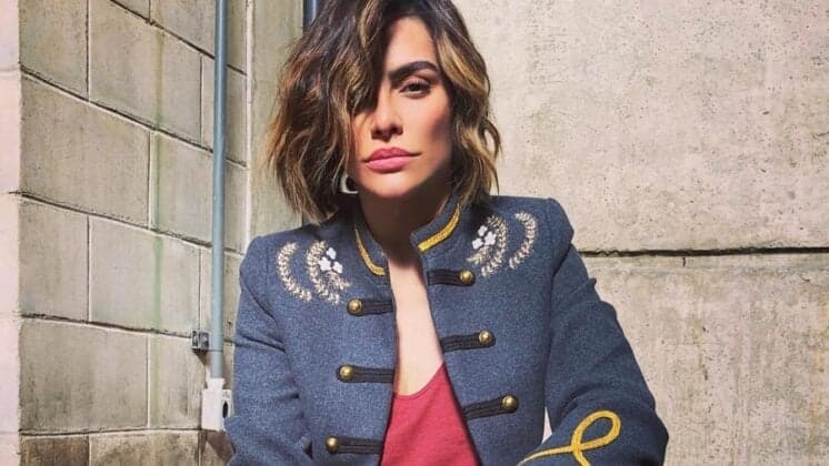 Fã pede para Cleo parar de cantar, atriz se irrita e dá resposta atravessada