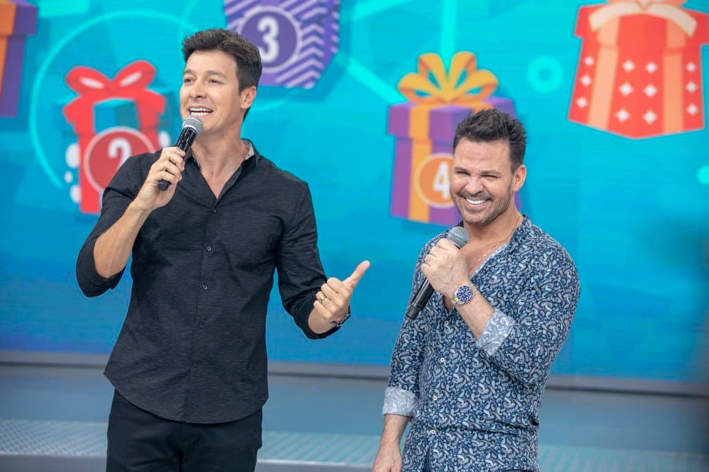 Eduardo Costa no palco do programa Hora do Faro (Foto: Divulgação)
