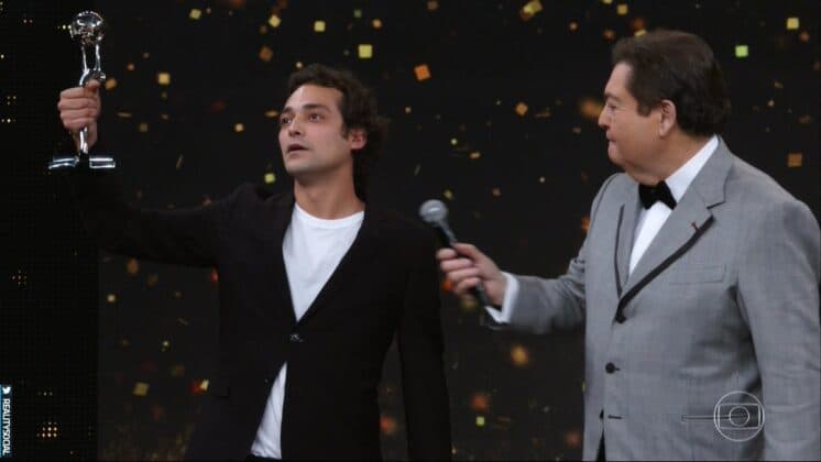 Eduardo Sterblitch leva o Troféu Domingão e faz revelação chocante ao vivo na Globo