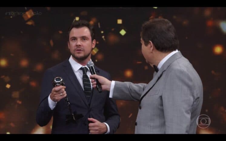 Sérgio Guizé é eleito o melhor ator do ano e manda recado para Bianca Bin ao vivo no Faustão
