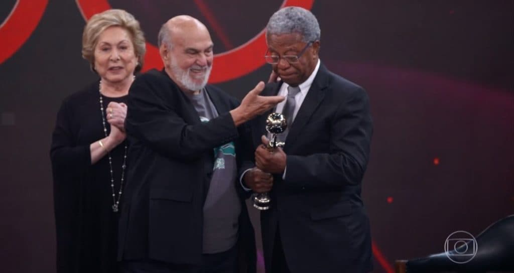 Ao lado de colegas, Milton Gonçalves é o primeiro ator negro a ganhar o Troféu Mário Lago