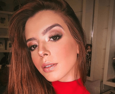 Giovanna Lancellotti posta clique divertido para anunciar retorno ao Brasil