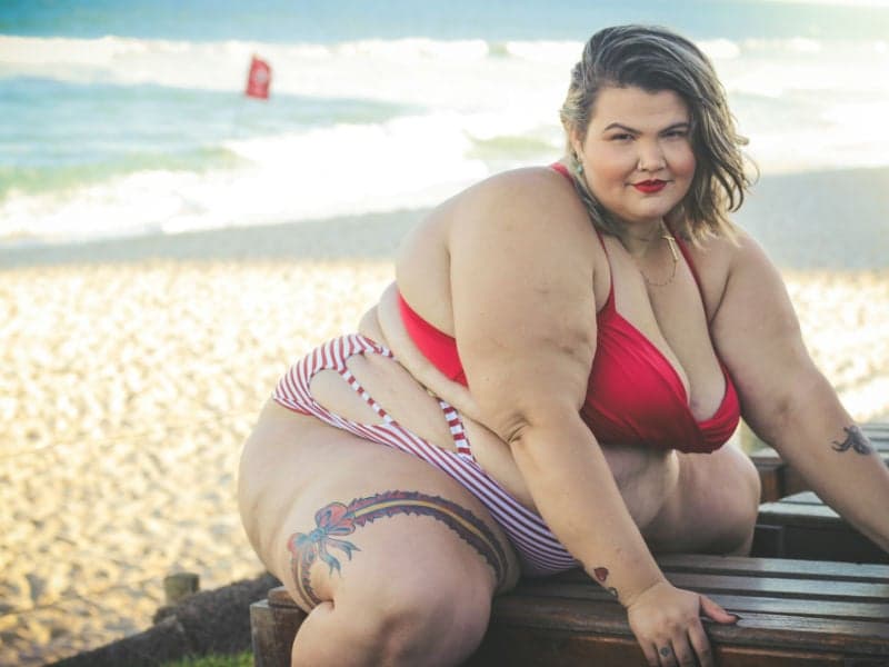 Thais Carla bailarina plus-size de Anitta é rainha do bloco da Preta e choca com fantasia inusitada