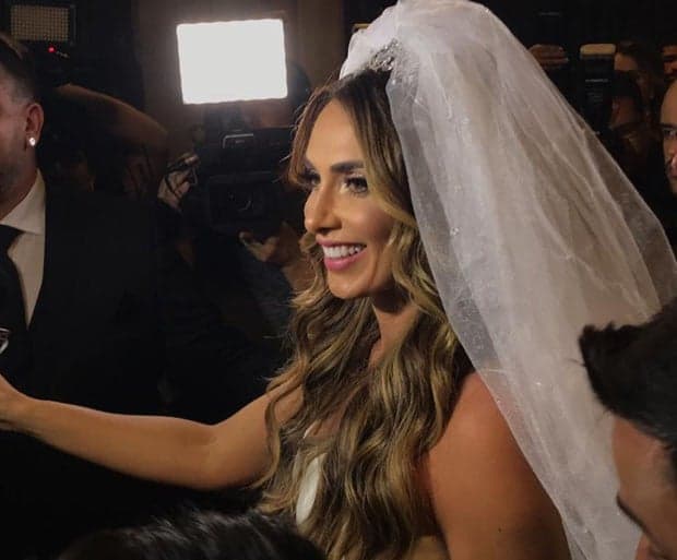 Nicole Bahls entra sozinha no casamento com Marcelo Bimbi e deixa todos surpresos