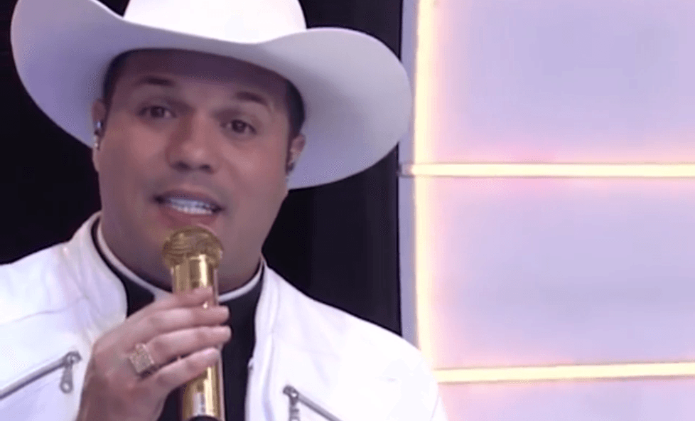 Em programa de TV, Padre Sertanejo dispara uma série de 'brincadeiras' de mau gosto para os fiéis