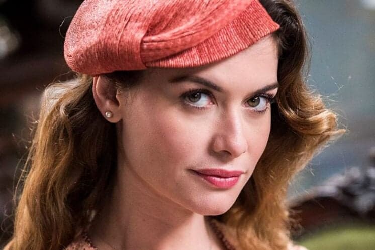 "Desafiador", revela Alinne Moraes sobre fazer duas personagens em Espelho da Vida