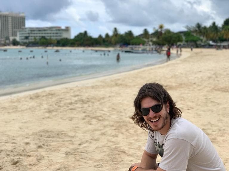 Caio Paduan viaja para a Jamaica com Cris Dias e leva o filho da amada