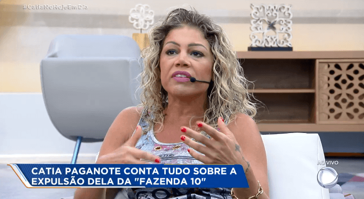Catia Paganote não contém emoção ao ver encontro na casa de Xuxa