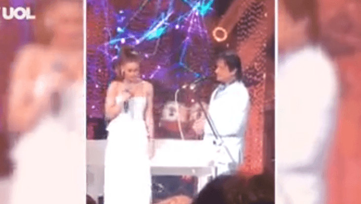 Marina Ruy Barbosa desafina ao cantar com Roberto Carlos, mas se emociona com momento único