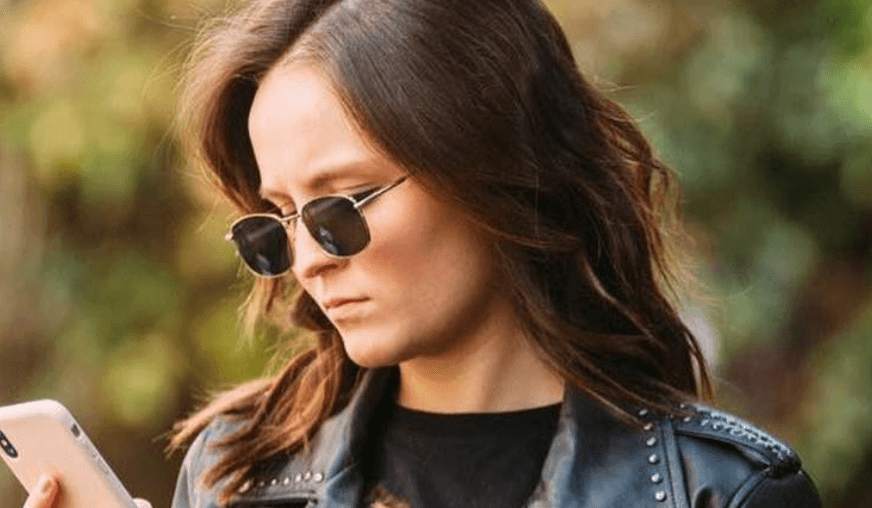 Larissa Manoela aparece com rosto inchado em foto e deixa fãs preocupados