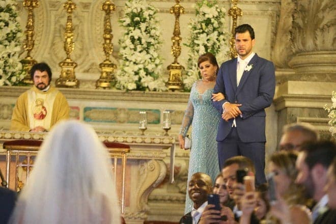 Em dia de casamento com Marcelo Bimbi, Nicole Bahls faz exigência e se atrasa mais do que o normal