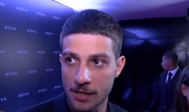 Chay Suede é questionado, dá fora em repórteres e se recusa a falar de término com Laura Neiva