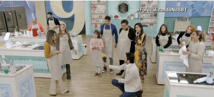 Em programa do SBT, Danilo Gentili brinca e se ajoelha e pede Rebeca Abravanel em casamento: "Quer ser minha única mulher?"
