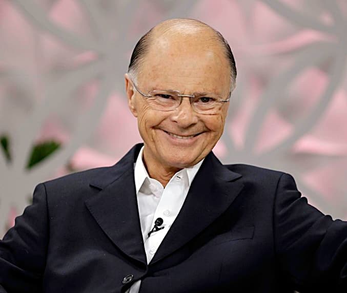 Edir Macedo quebra protocolo, chama a esposa e os filhos e aparecerá em programa da Record neste sábado (22)