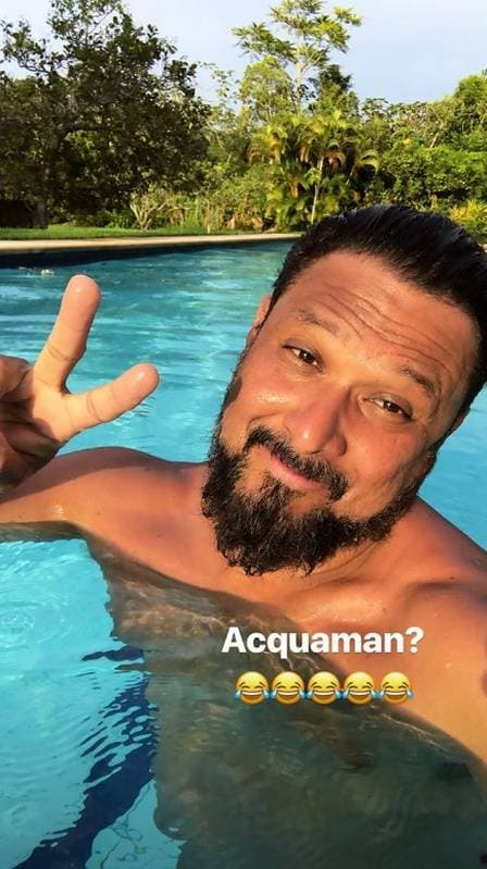 Luiz Fernando Guimarães e o marido na piscina (Foto: reprodução/ instagram) Luiz Fernando Guimarães e o marido na piscina (Foto: reprodução/ instagram)