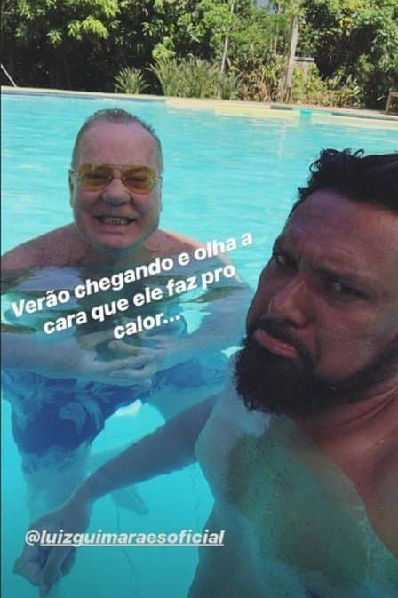 Luiz Fernando Guimarães e o marido na piscina (Foto: reprodução/ instagram) Luiz Fernando Guimarães e o marido na piscina (Foto: reprodução/ instagram)