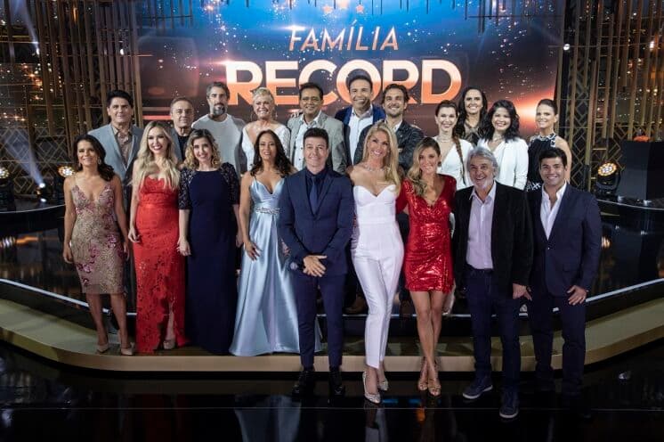 Família Record reúne estrelas da Record TV para a tradicional troca de presentes