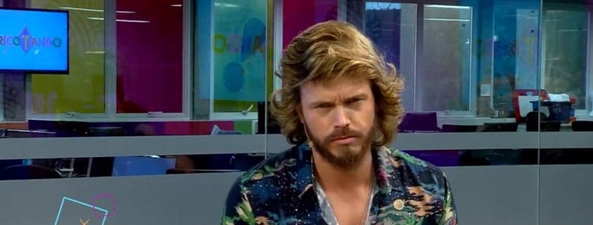 Apresentador da RedeTV diz que abre mão de peça íntima: "Não tenho problema em ficar sem cueca"
