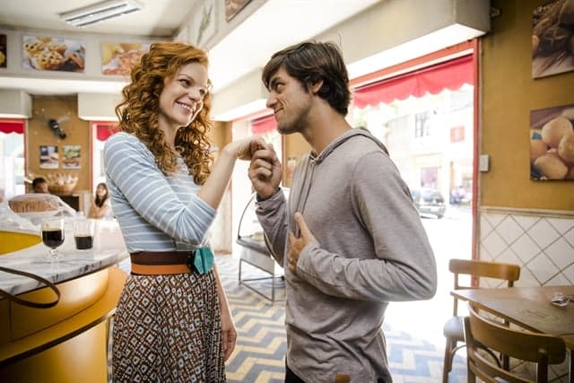 O Tempo Não Para: Elmo dá aliança para Miss Celine, mas é surpreendido com recusa