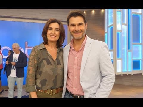 Médico gato do Encontro com Fátima Bernardes aparece só de sunga e enlouquece internautas