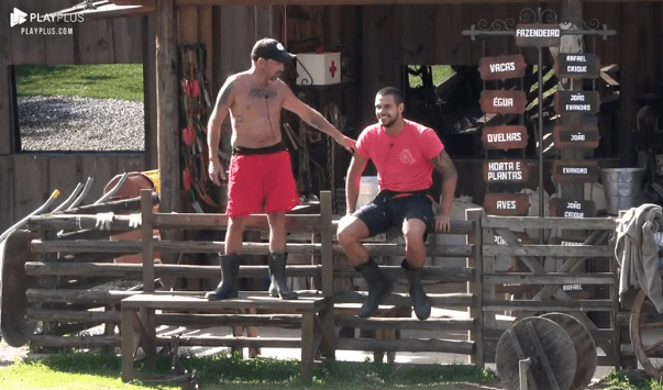 Rafael Ilha conversa com Caique sobre vaca em A Fazenda (Foto: Reprodução/ PlayPlus)