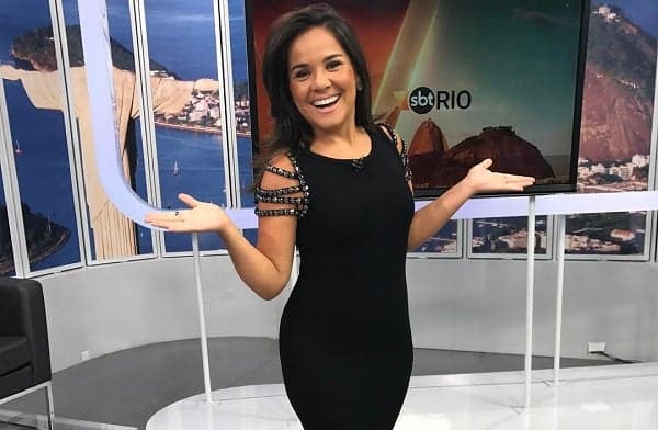 Jornalista do SBT emagrece e se afasta de suas funções na emissora para colocar silicone