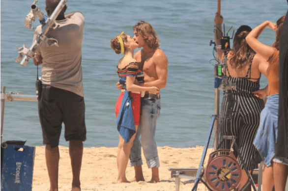Isabelle Drummond e Rafael Vitti se beijam em gravação da novela Verão 90; veja fotos