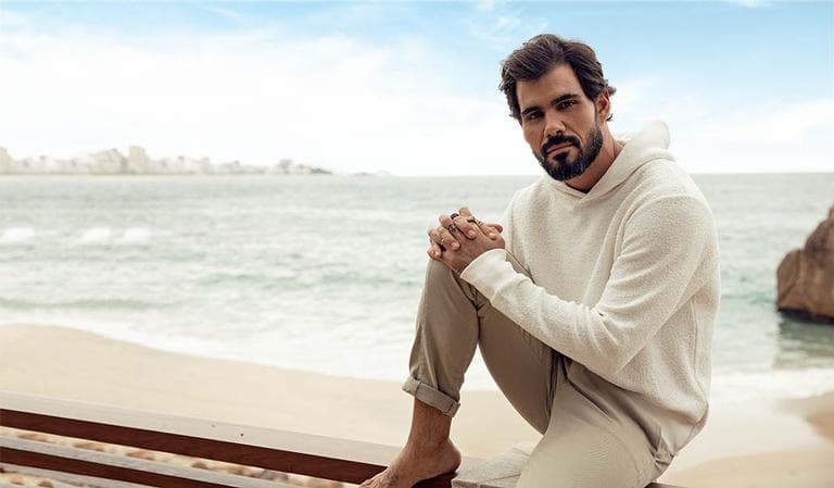 Juliano Cazarré surpreende e rebate comentário na web: "Feministas de araque"