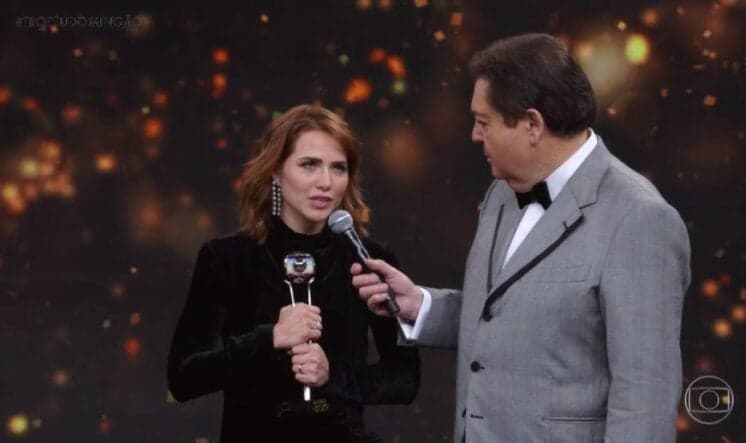 Letícia Colin confirma favoritismo e leva o Troféu Domingão após sucesso de Rosa