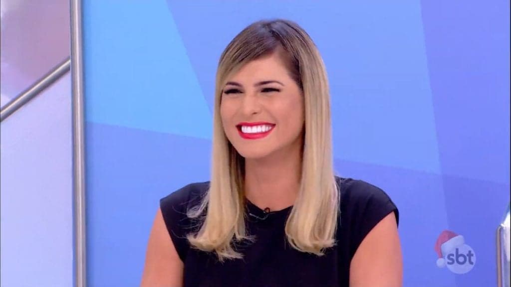 No último dia do ano, Lívia Andrade posa de biquíni e se despede de 2018