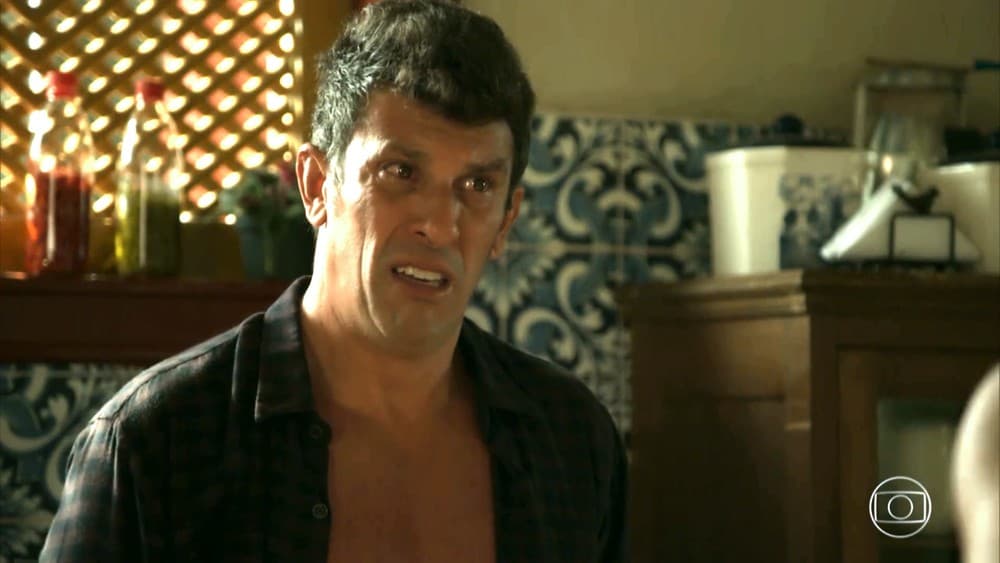 O delegado Machado em cena de O Sétimo Guardião (Foto: Reprodução)