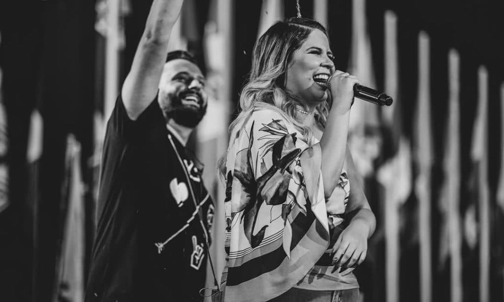 Com atraso, Marília Mendonça ferve Maceió com show gratuito em praça pública