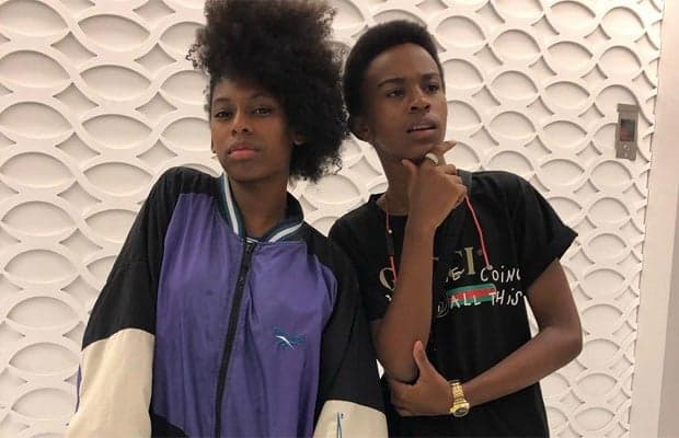 Rapper de 14 anos posa ao lado de ator que fez Cirilo e provoca Larissa Manoela