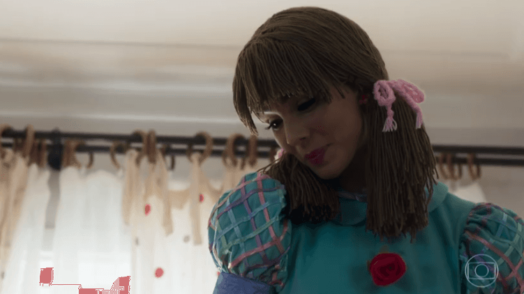 Retornando à Globo após 13 anos longe e na Record, atriz surge irreconhecível como boneca em Malhação - Vidas Brasileiras