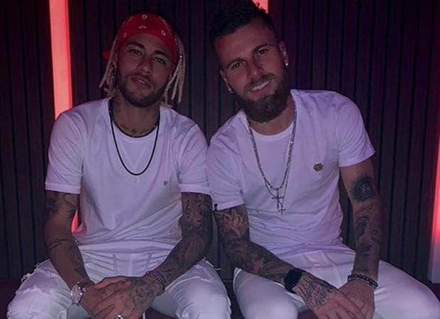 De férias e com dreads, Neymar Jr aproveita a solteirice no Brasil ao lado de seus 'parças'