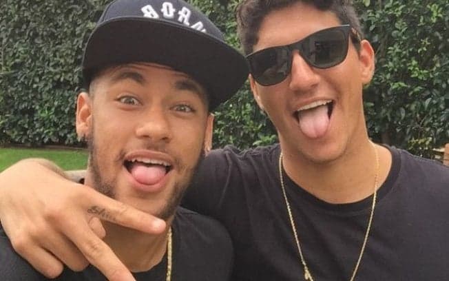 Neymar segura a "Banana de Pijama" ao tirar foto junto com empresária em festa de Medina