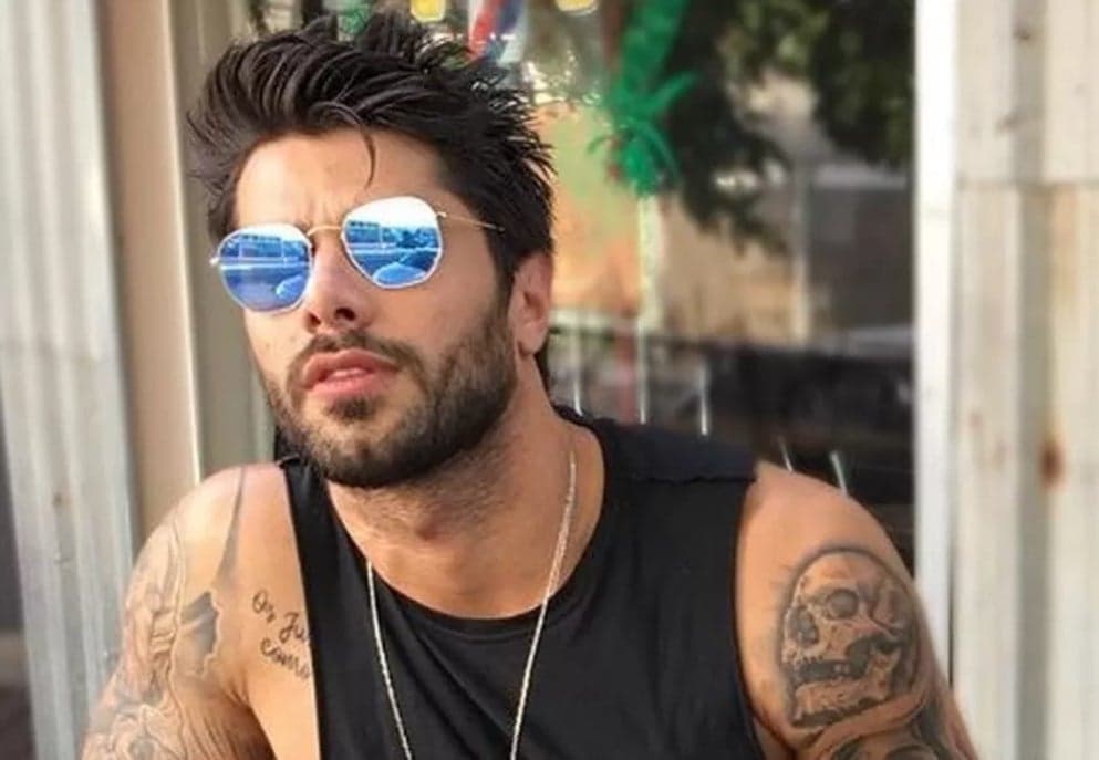 Ex-BBB Renan surpreende e revela que recebe imagens de homens sem roupa