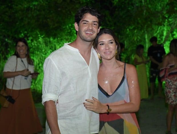 Rebeca Abravanel e Alexandre Pato publicam foto romântica nas redes sociais