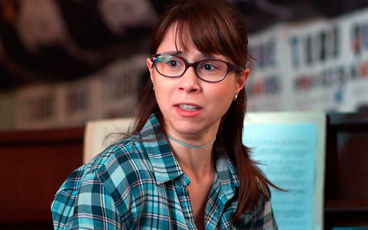 Atriz Daphne Bozaski dá à luz, posa com seu bebê e se declara