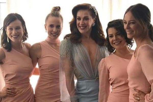 Querendo desencalhar, famosas fazem simpatia e colocam nomes na barra do vestido de Claudia Raia