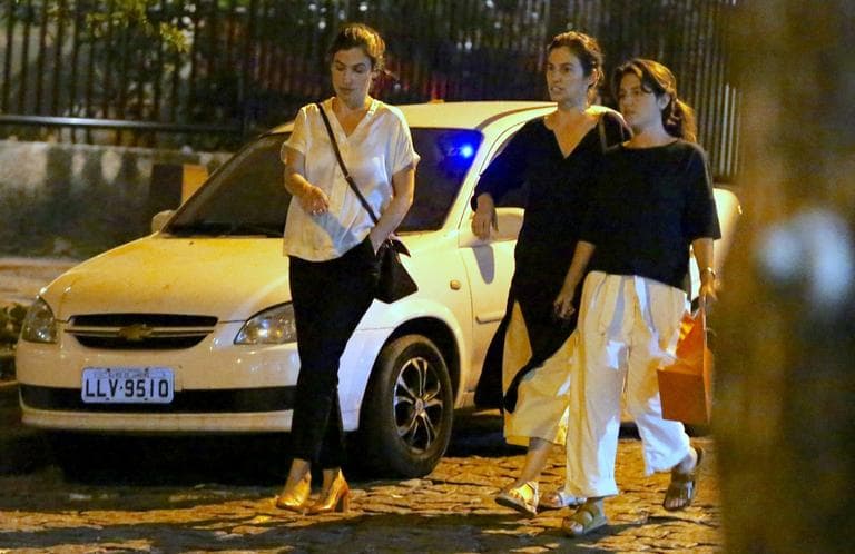Renata Vasconcellos, a irmã gêmea e uma amiga (Foto: Thiago Martins/AgNews)