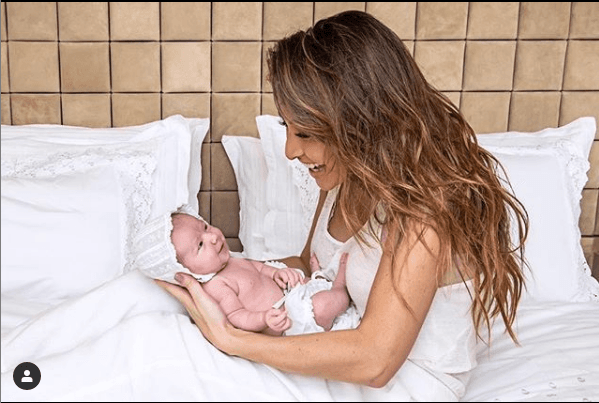 Sabrina Sato mostra Zoe vestida de oncinha e imagem viraliza na internet