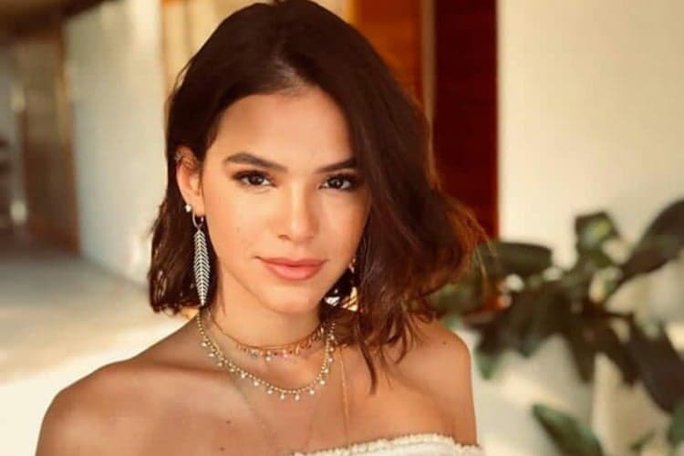 Aos 16 anos, irmã de Bruna Marquezine posa com namorado e atriz diz o que pensa sobre o relacionamento
