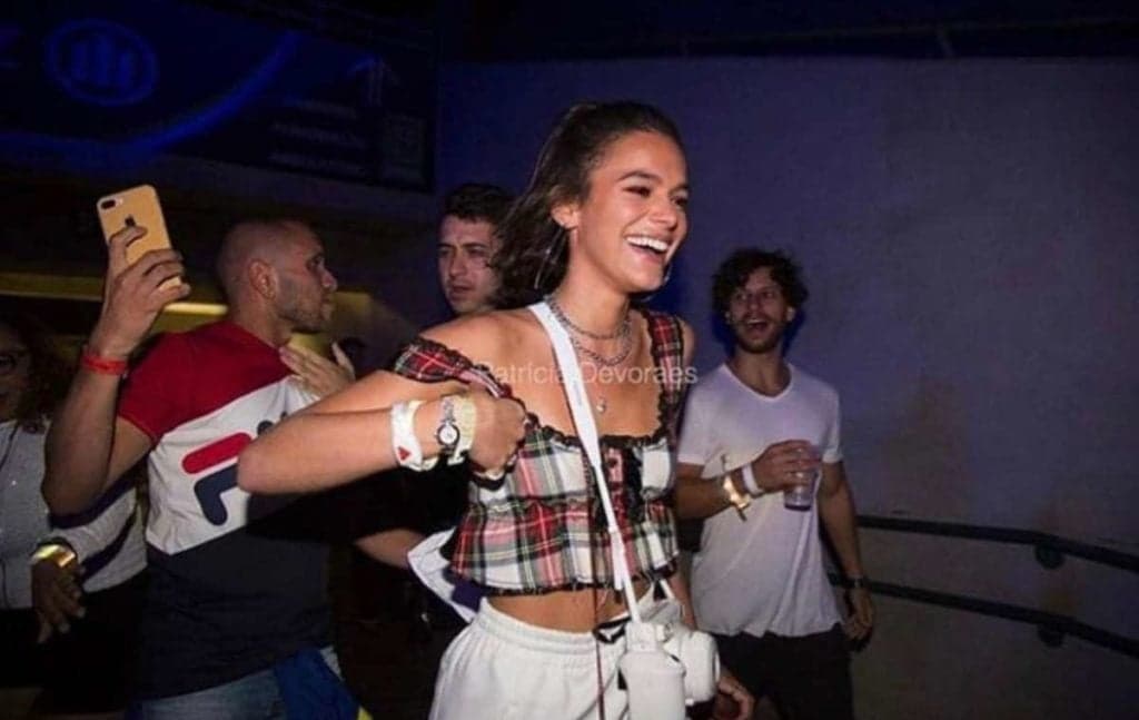 Em Londres, Bruna Marquezine conta novidade para os fãs e comemora
