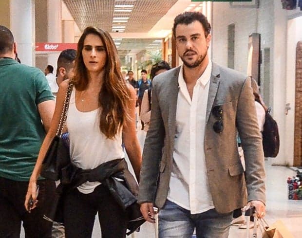 Apaixonado, Joaquim Lopes protagoniza beijo cinematográfico com sua namorada