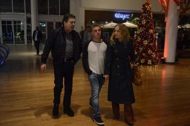 Amigos de longa data, Faustão acompanha Luciano Huck e Angélica em restaurante