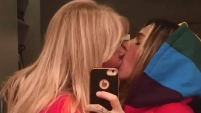 Monique Evans, após assumir relacionamento com famosa DJ, declara ter desistido de ser evangélica