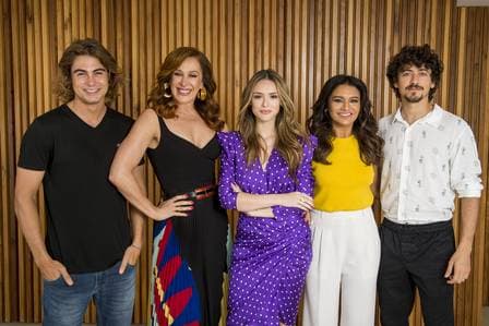 Atriz chama a atenção em lançamento de nova novela da Globo