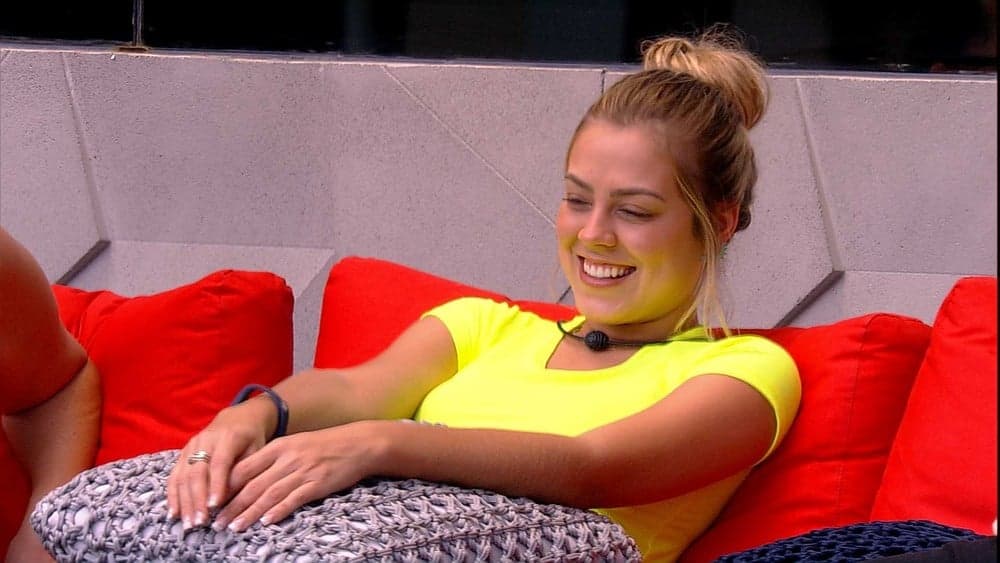 BBB19: Isabella surpreende e se declara para companheiro de reality